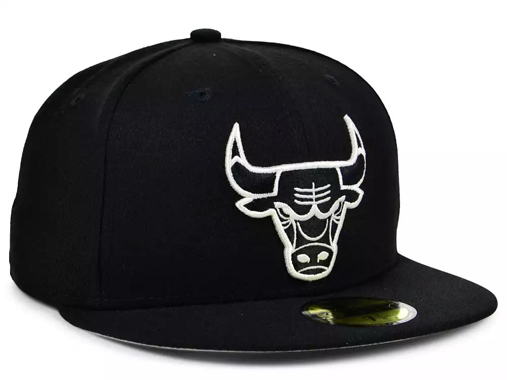 New Era Men's Black Chicago Bulls Black and White Logo 59FIFTY Fitted Hat