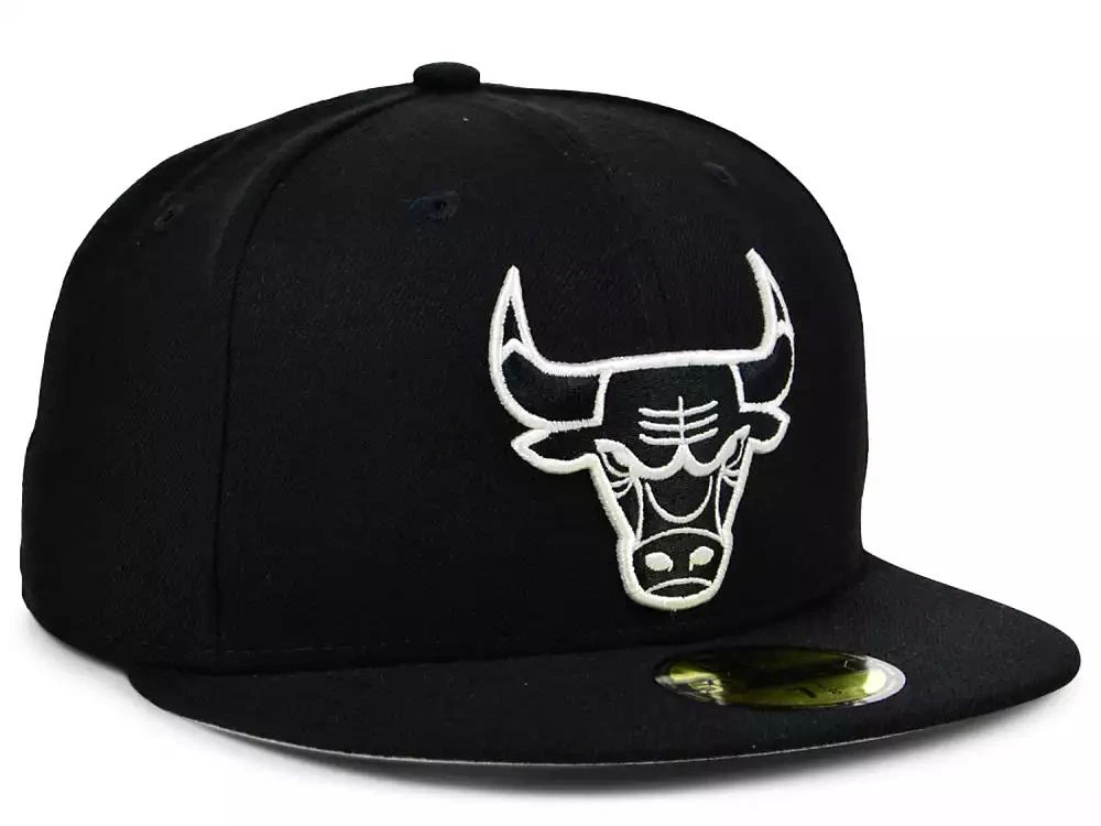New Era Men's Black Chicago Bulls Black and White Logo 59FIFTY Fitted Hat 2