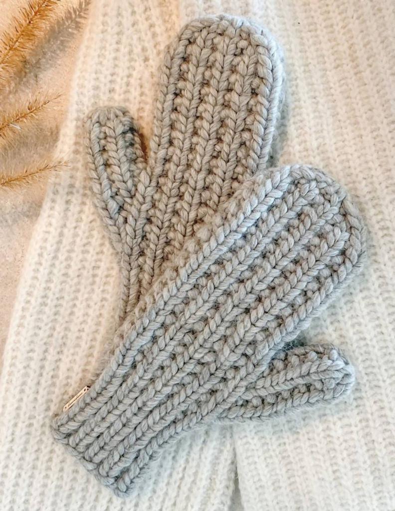Archive Knitwear The Oxford Mittens In Heather Gray