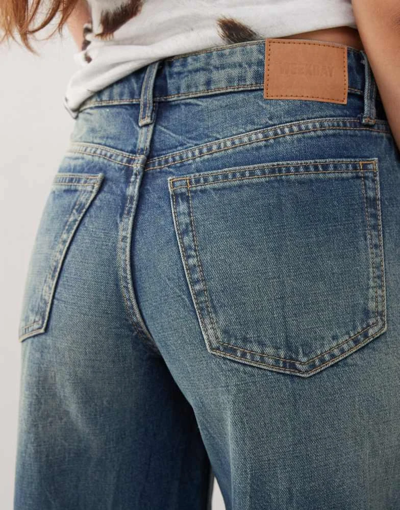 Weekday Weekday Ample low waist baggy fit jeans in faded streaky washed blue 4