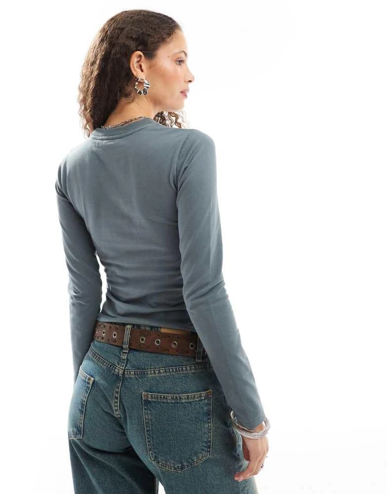 Daisy Street Daisy Street long sleeve fitted grunge t-shirt with st moritz logo in grey 3