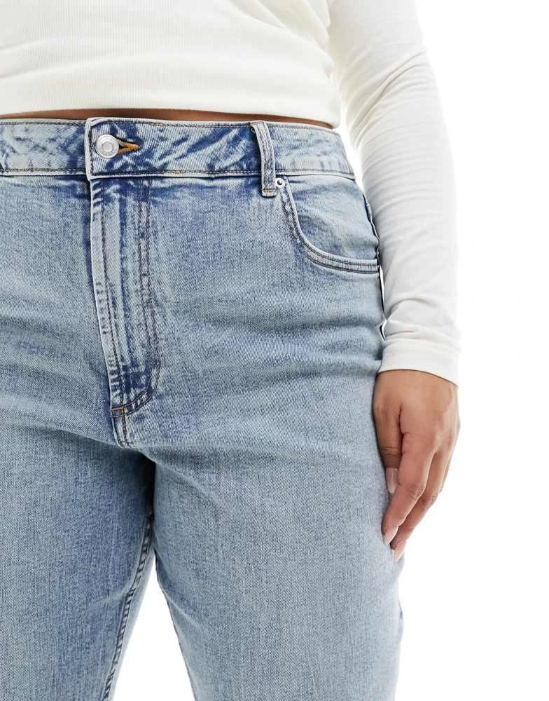 ASOS ASOS DESIGN Curve slim fit comfort mom jeans in mid blue 2