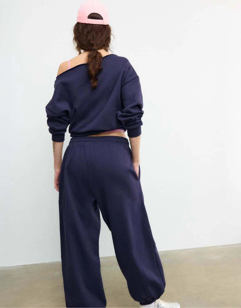 Stradivarius Stradivarius Balloon plush joggers in dark blue 3