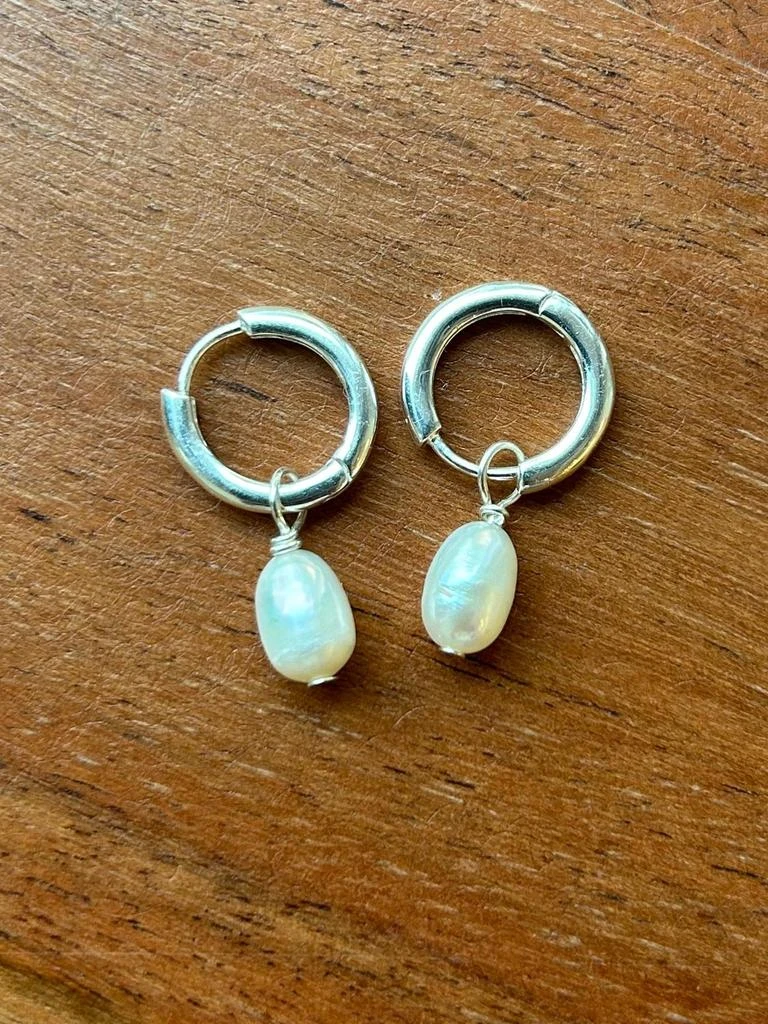 Maslo Jewelry Maslo Jewelry - Women
s Mini Pearl Hoop Earrings