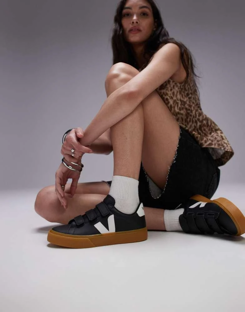 Veja VEJA Recife trainer in black with gum sole 1