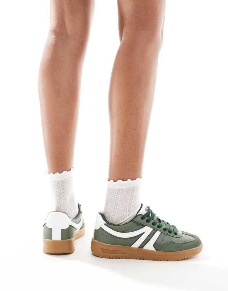 Pull&Bear Pull&Bear retro trainers with gum sole in green 3