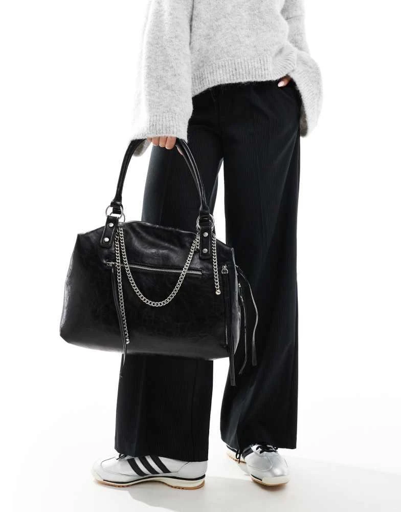 Bershka Bershka chain detail shoulder bag in patent black 4