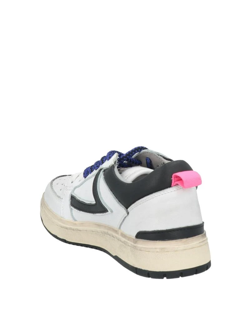 HTC Sneakers 3