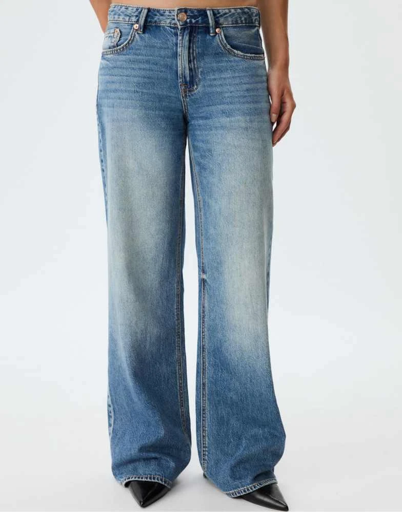 Stradivarius Stradivarius D91 low wide-leg jeans in medium denim wash 1