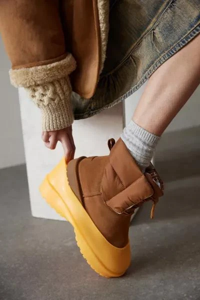 UGG UGG Classic Maxi Toggle Bootie 2