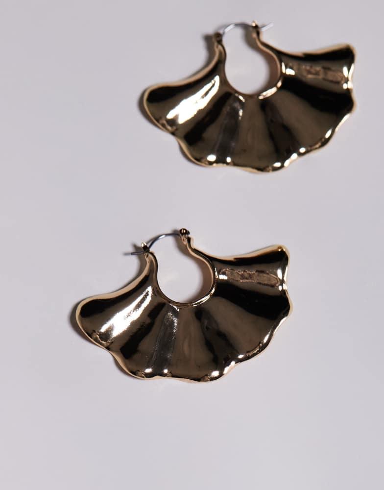 8 Other Reasons 8 Other Reasons fan wave hoop earrings in gold resin and 18k gold plated