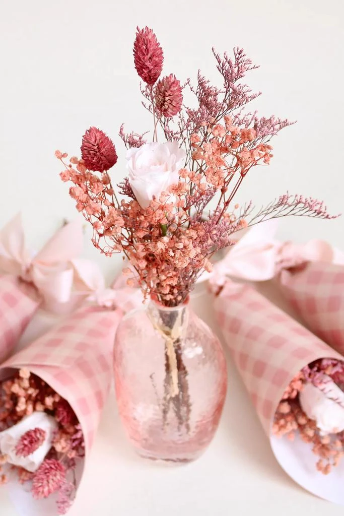 Roxanne
s Dried Flowers Roxanne’s Dried Flowers Petite Pretty In Pink Bouquet