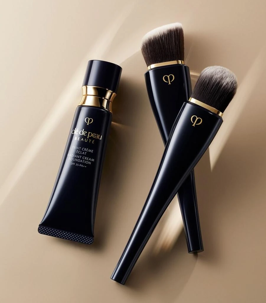 Cle de Peau Radiant Cream Foundation 4