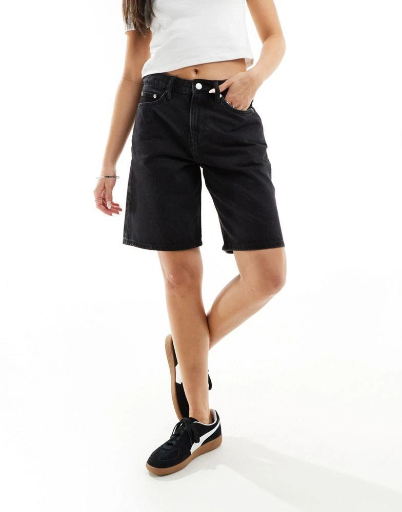 Weekday Weekday Monterey low waist wide leg denim shorts in tuned black 1