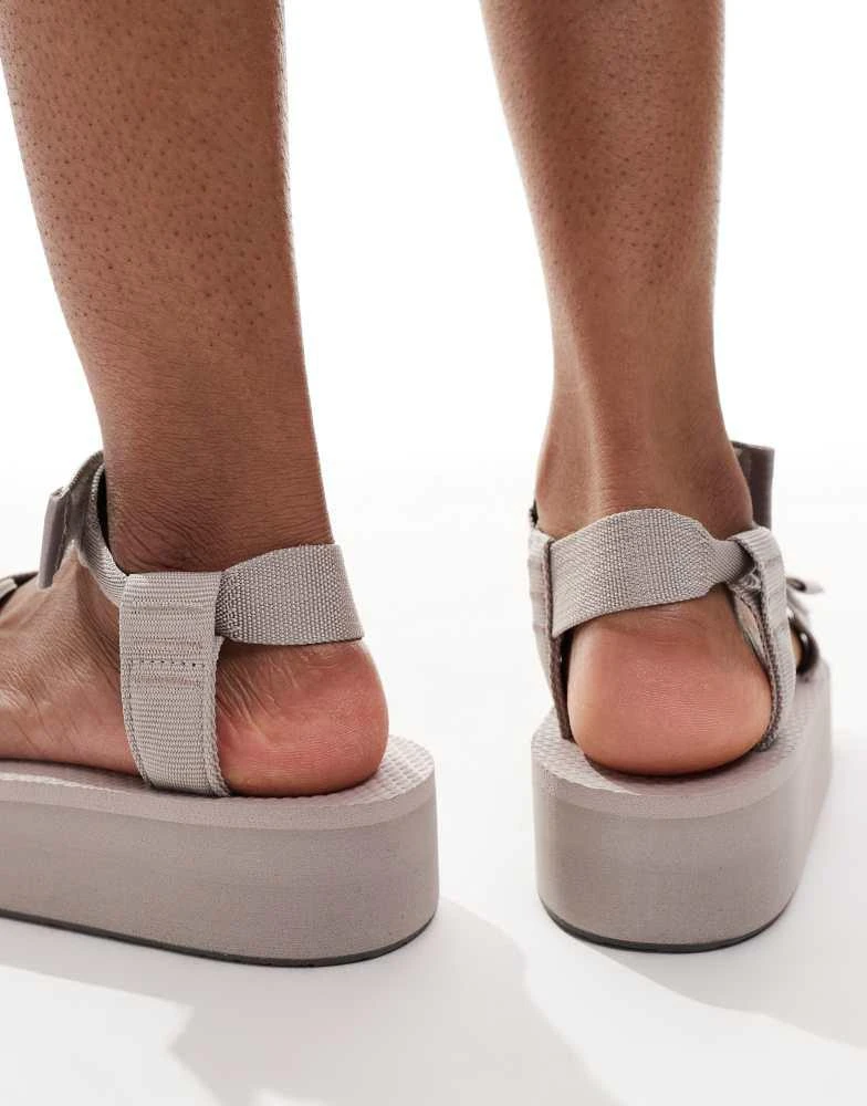 Shop The North Face Skeena platform sandals in grey on Sale  display picture 1