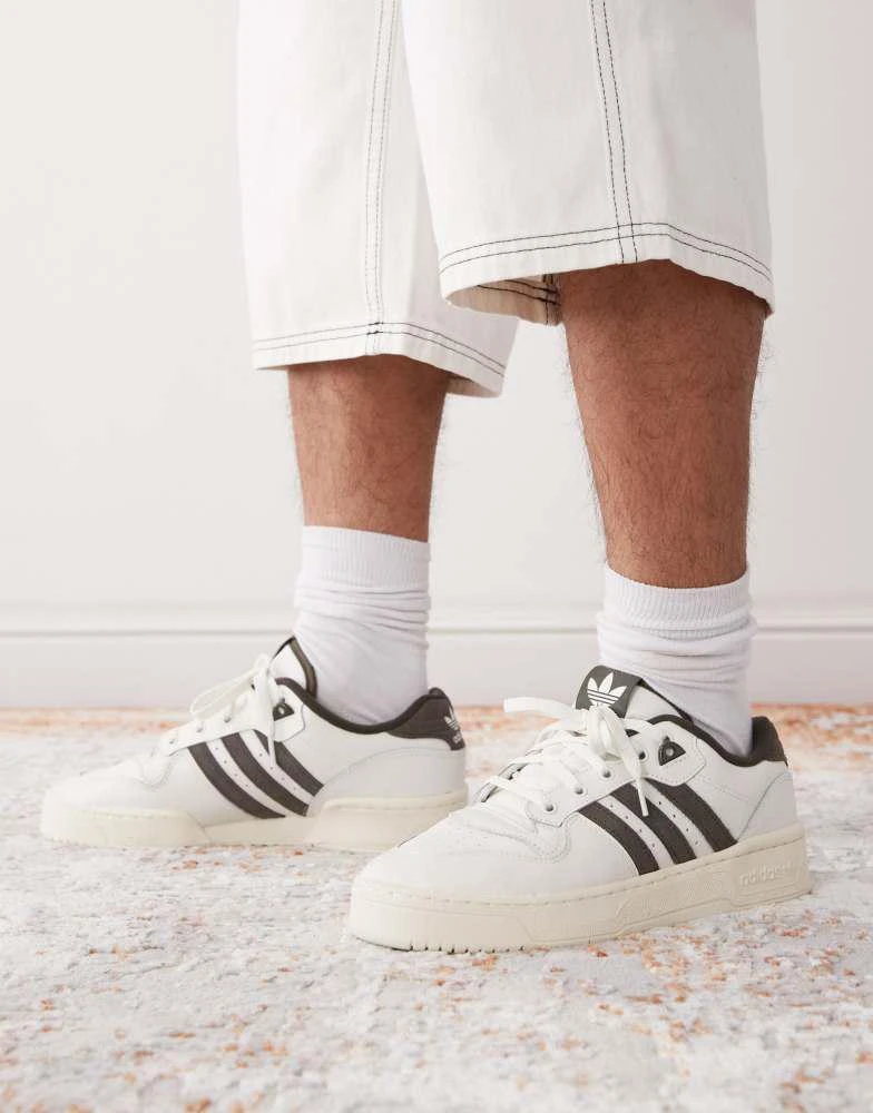 Adidas adidas Originals Rivalry 86 Low trainers in white and olive 1