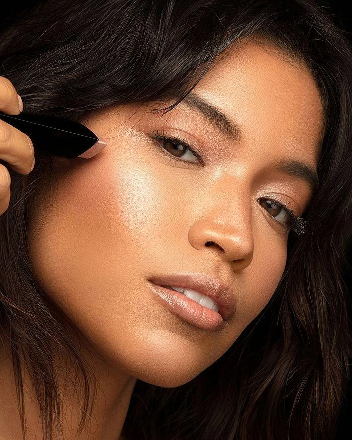 HOURGLASS Vanish™ Flash Highlighting Stick 3