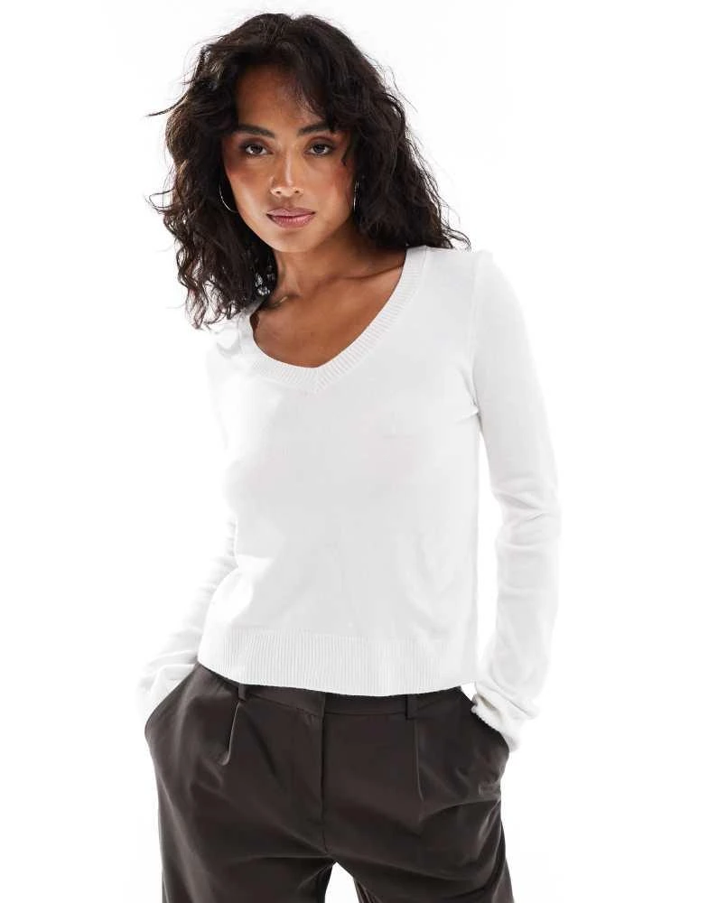 Stradivarius Stradivarius v neck jumper in cream 1