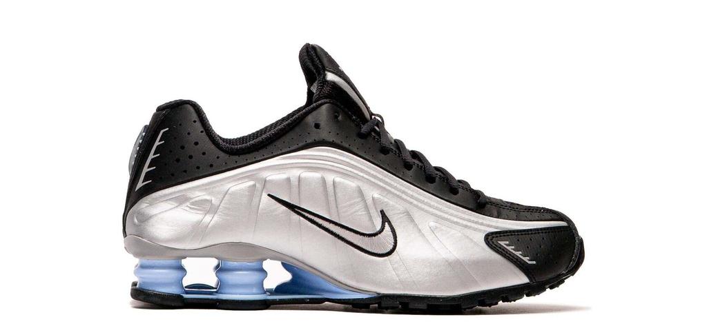 ★NIKE★ SHOX R4 M llic Silver Psychic Blue HQ1998-004 Nike Shox R4 Psychic Blue HQ1988-004 | SneakerNews.com