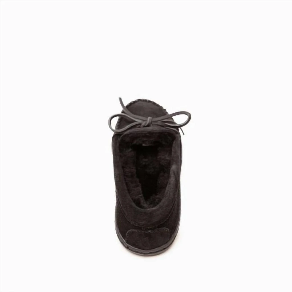 Minnetonka Women's Sheepskin Hardsole Moccasins In Black 5