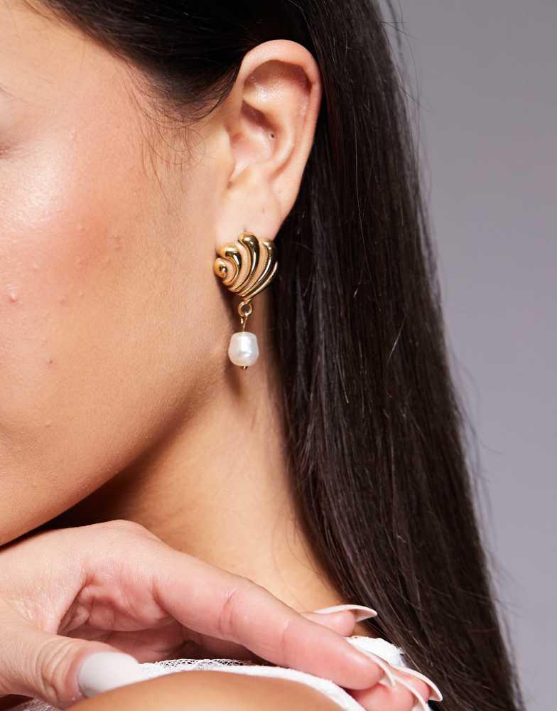 8 Other Reasons 8 Other Reasons textured stud earrings with pearl drop in 18k gold plated