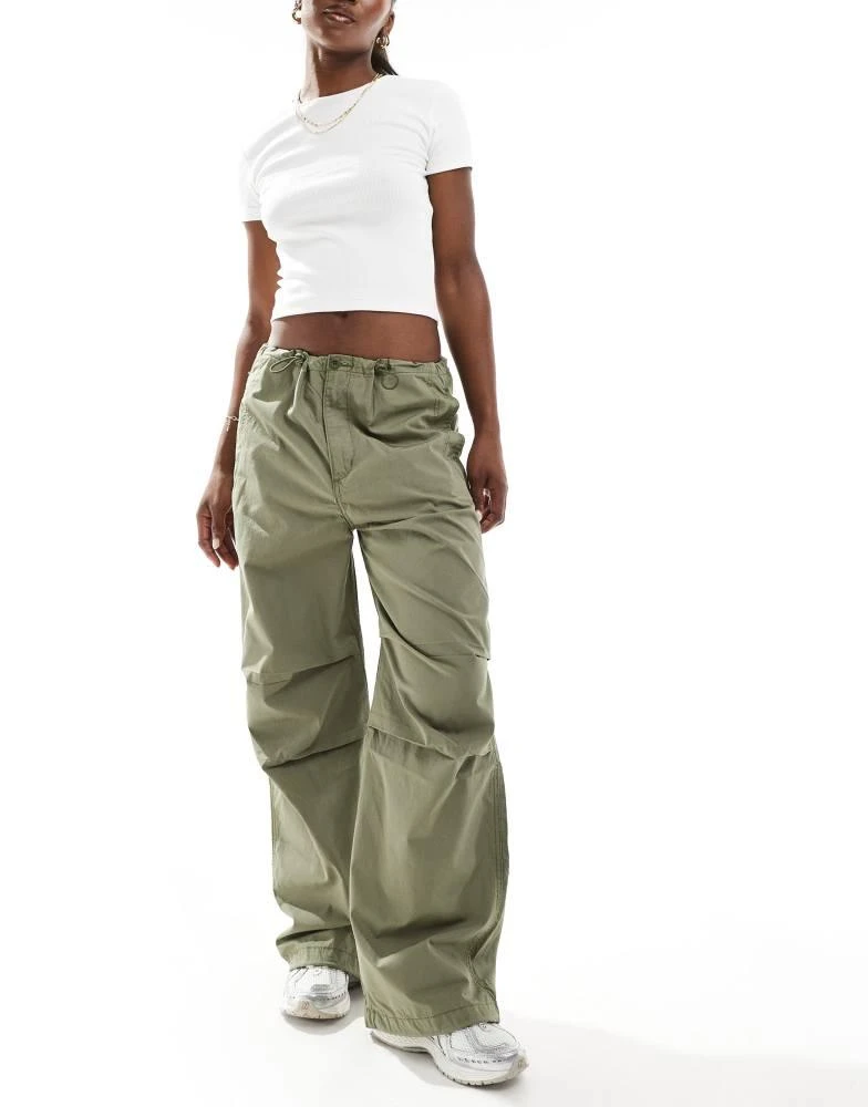 Levi's Levi's parachute pant with elastic waist drawcord in green 1