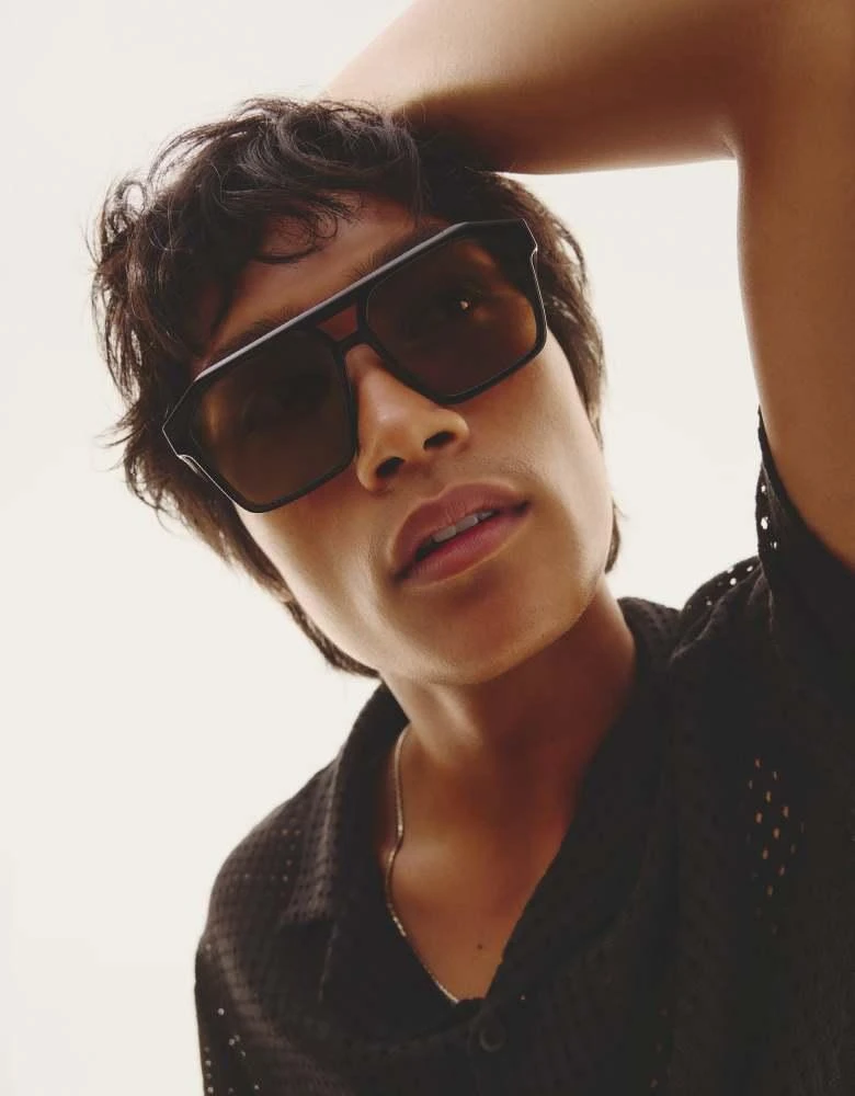 NEW QUAY unisex polarized homestretch sunglasses in black Quay Unisex Polarized Homestretch Sunglasses In Black  main image 3