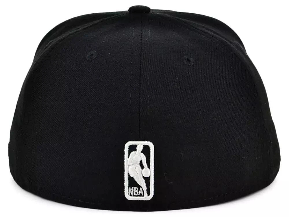 New Era Men's Black Chicago Bulls Black and White Logo 59FIFTY Fitted Hat 3