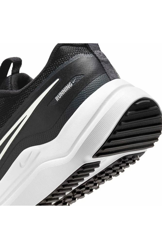 NIKE Cosmic Runner Running Shoe 8