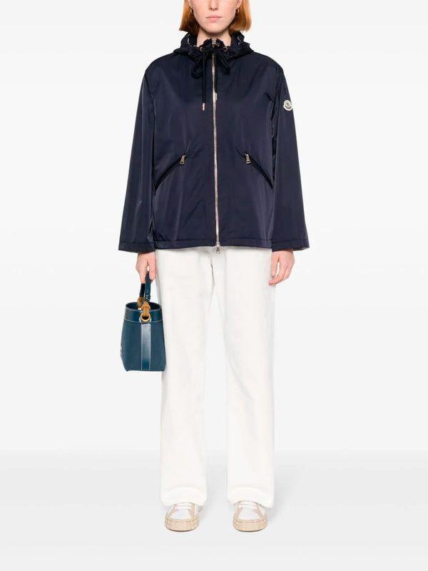 Moncler MONCLER CASSIOPEA WATERPROOF JACKET IN NAVY BLUE WITH HOOD. 
TWO ZIPPED POCKETS.
ZIPPERED CLOSURE. 
HOOD AND DRAWSTRING. 
STRAIGHT CUT. 
MONCLER LOGO ON SHOULDER.