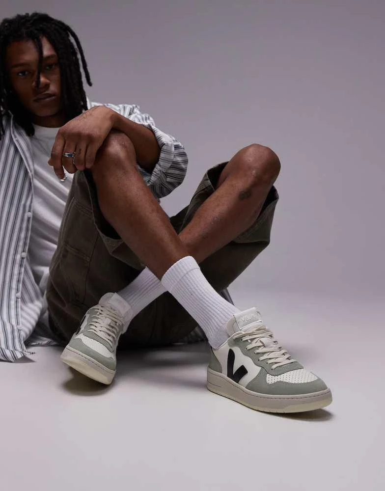 Veja VEJA V-10 trainer in pure black clay 1