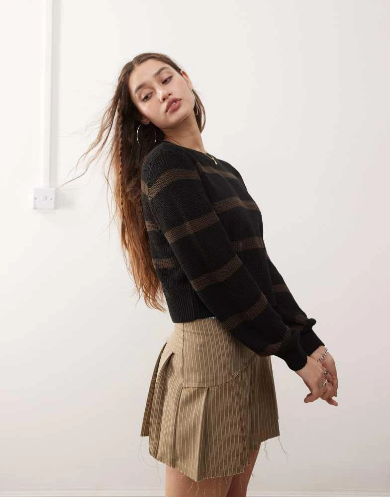 Noisy May Noisy May round neck jumper in black & brown 1