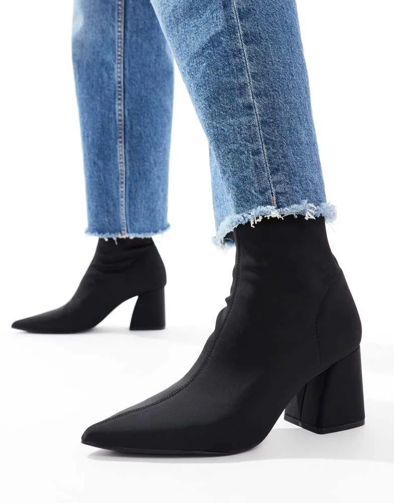 Stradivarius Stradivarius heeled ankle boot in black with chunky heel 3