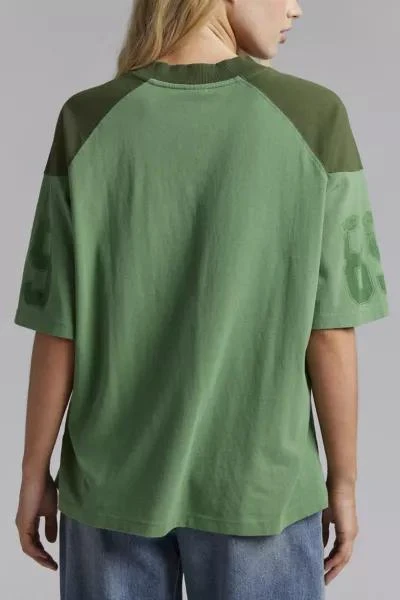 Urban Outfitters 89 V-Neck Boxy Graphic Tee 4