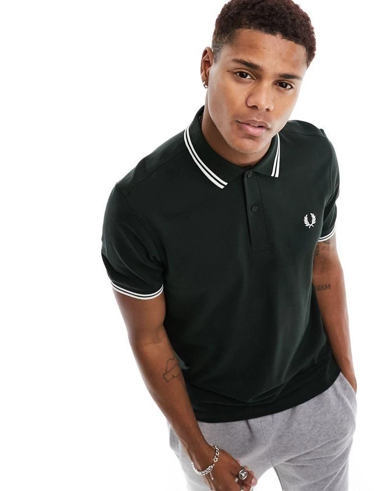 Fred Perry Fred Perry twin tipped logo polo in green 1