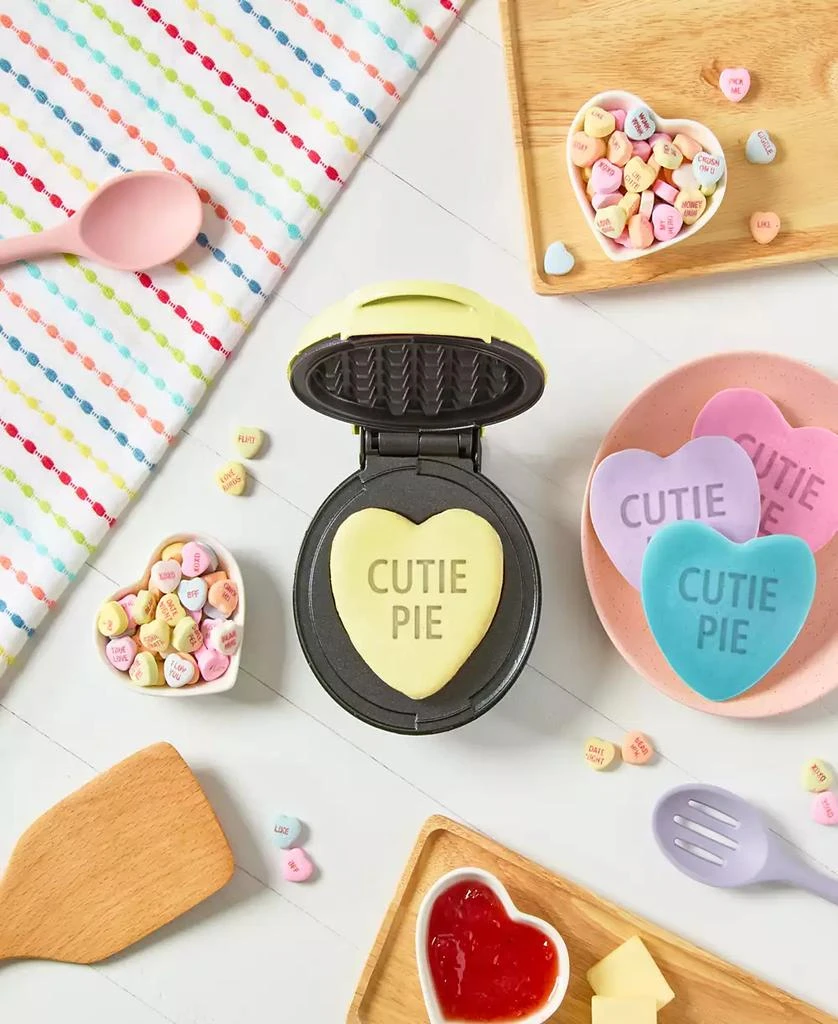 Dash x Sweethearts Cutie Pie Heart Mini Waffle Maker 3