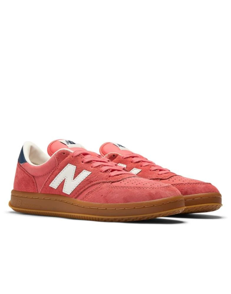 New Balance New Balance T500 trainers in drift red 2
