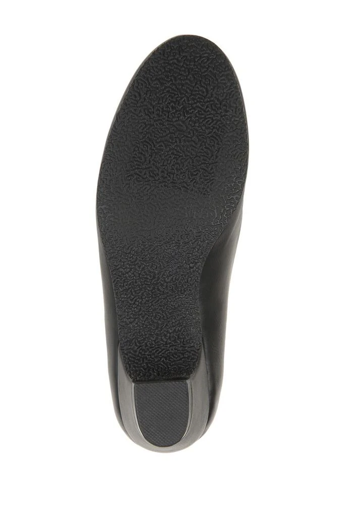 Journee Collection Saar Round Toe Pump - Narrow Width 5