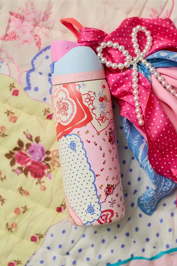 Owala UO Exclusive Hankies Print FreeSip 32 oz Water Bottle