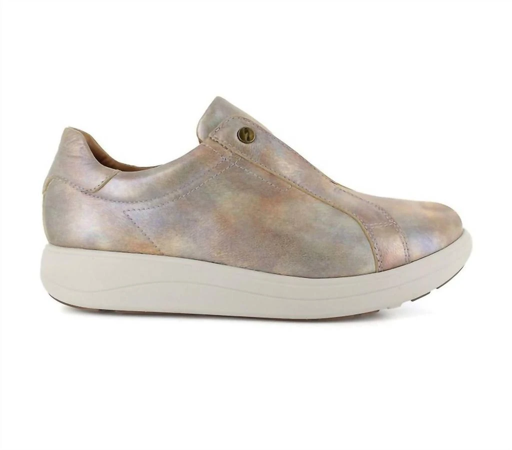 Strive Strive - Women
s Cosmic Athletic Slip-on Sneaker