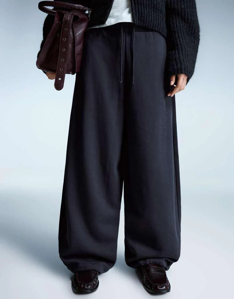 Bershka Bershka Plush barrel trousers with stoppers in navy 2