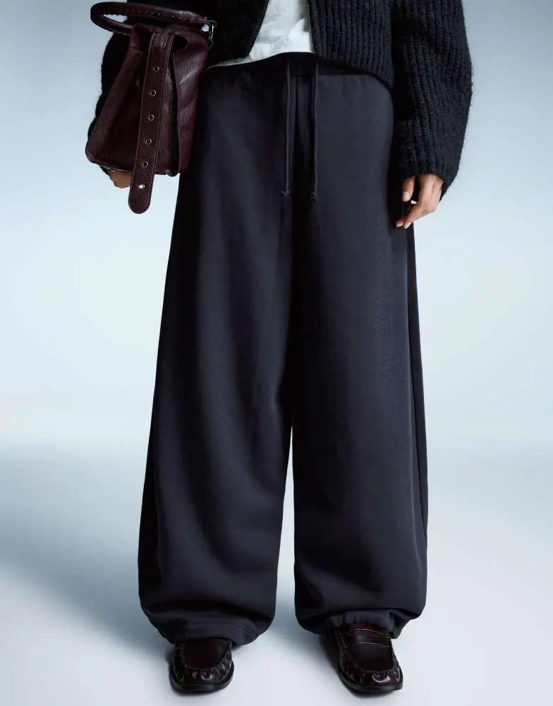 Bershka Bershka Plush barrel trousers with stoppers in navy 2