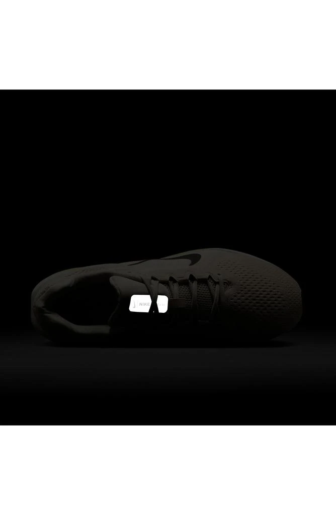 NIKE Air Winflo 11 Running Shoe 8