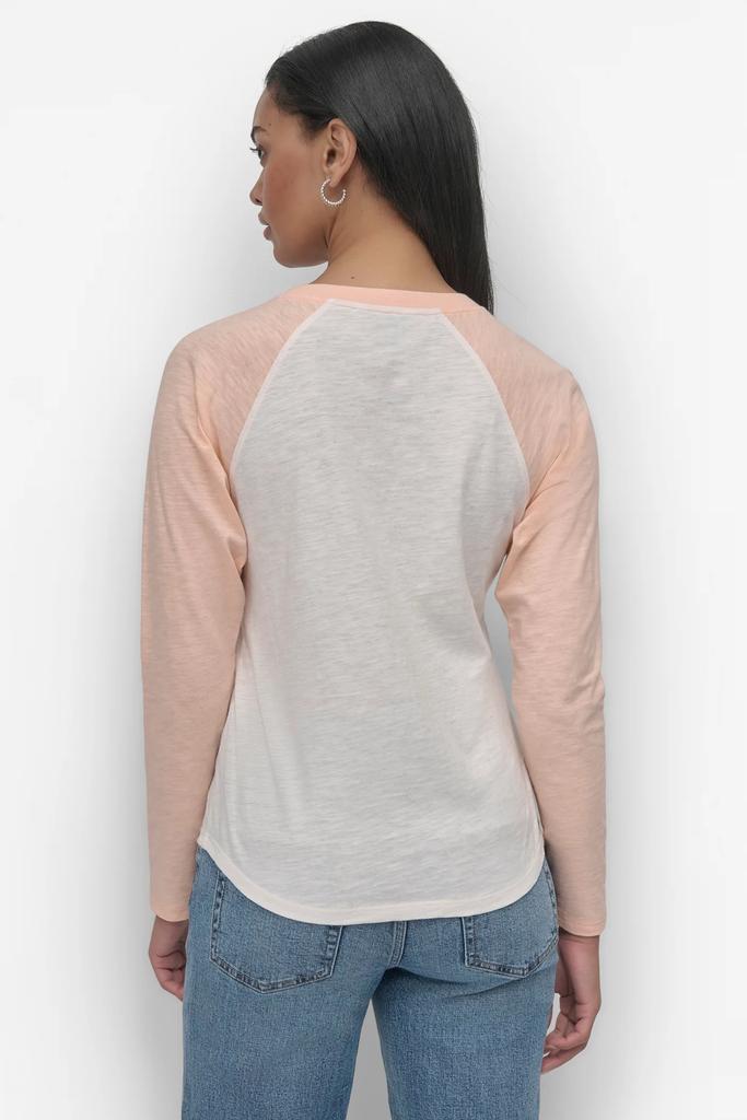 DKNY ARCHED NEW YORK  LOGO RAGLAN LONG SLEEVE TEE
