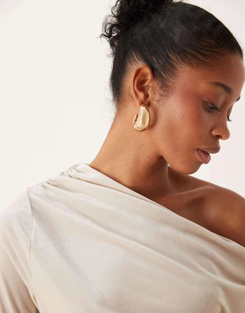 Abercrombie & Fitch Abercrombie & Fitch long sleeved off the shoulder top in cream velvet 4