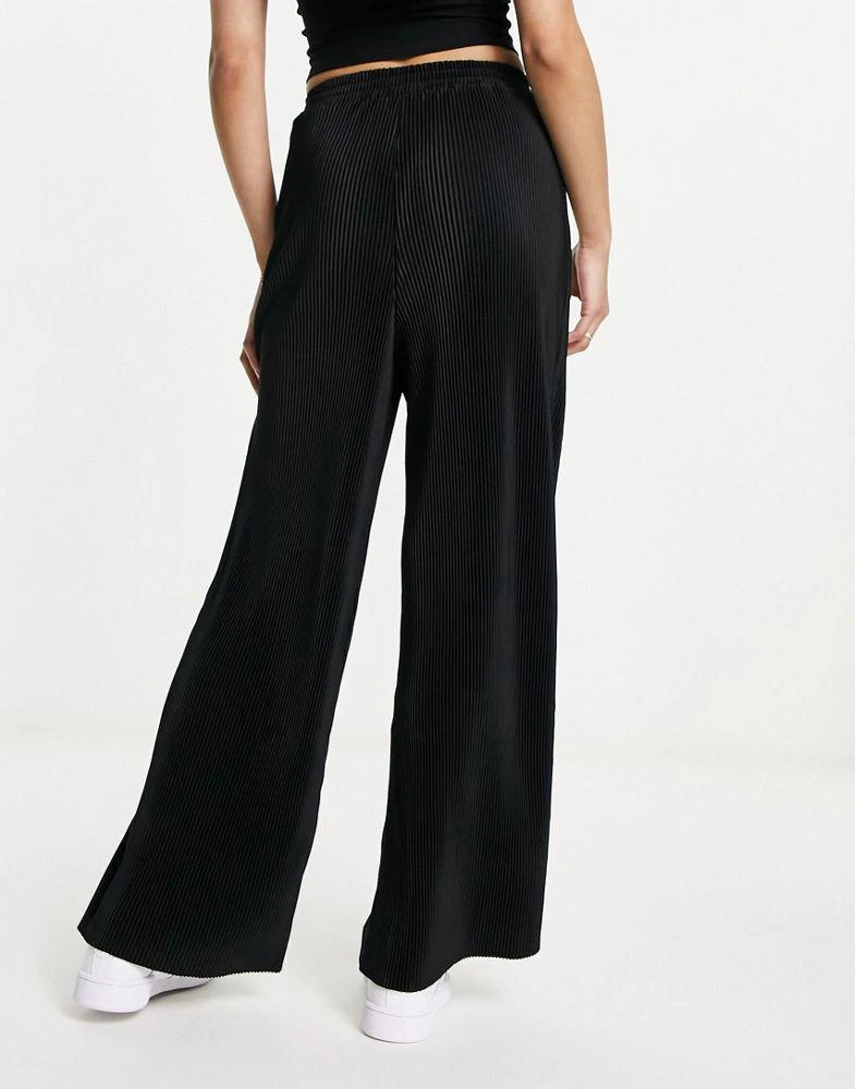Shop Urban Revivo plisse trousers in black on Sale at BeyondStyle