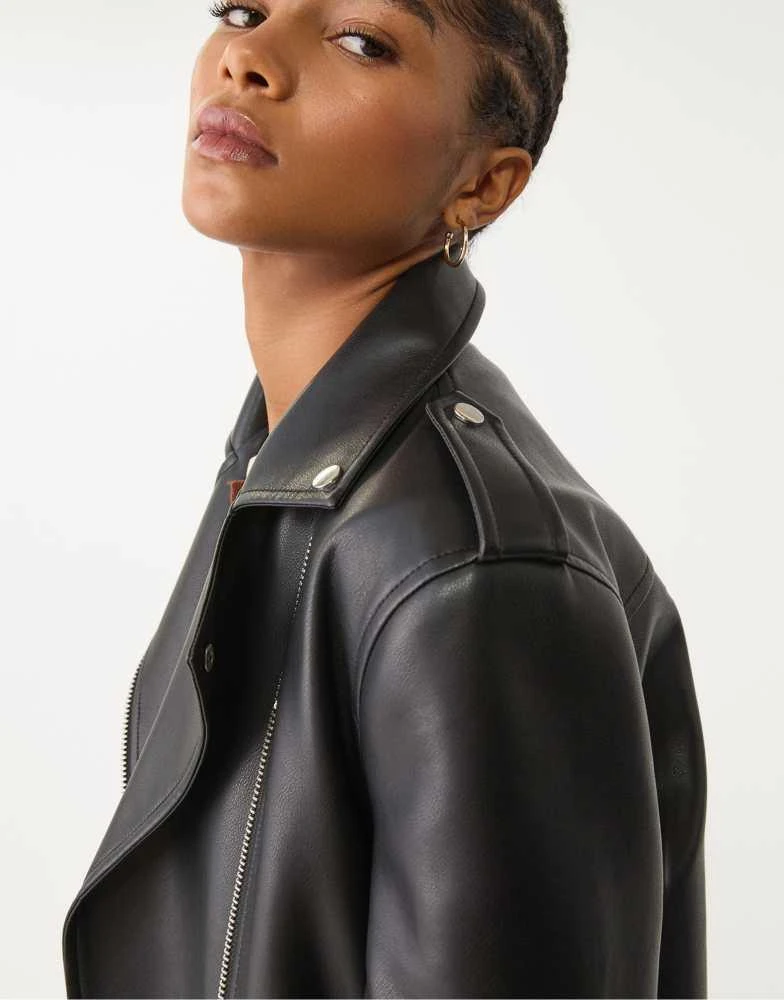 Stradivarius Stradivarius oversized faux leather biker jacket in black 3