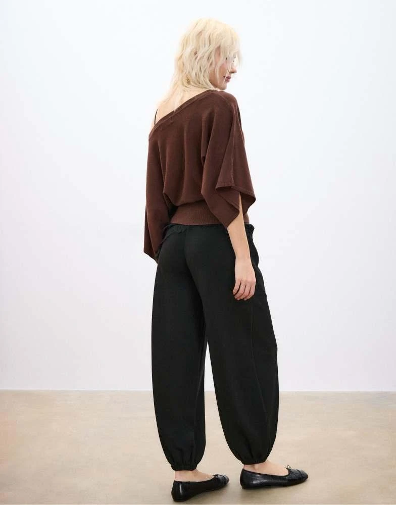 Stradivarius Stradivarius Soft-touch balloon jogger trousers in black 2