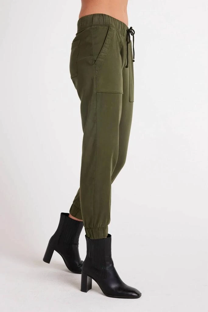 Bella Dahl Pocket Drawstring Jogger In Italian Herb 3