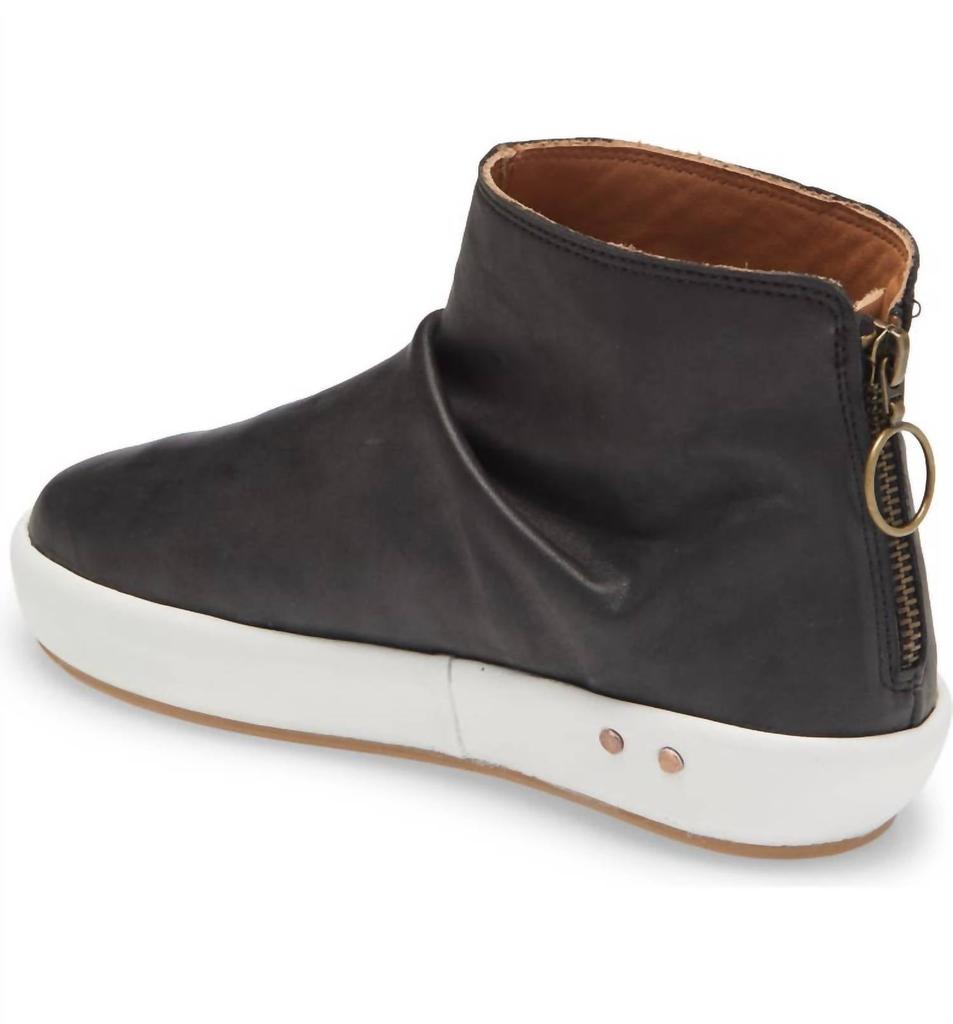 beek Jaeger Boots In Black